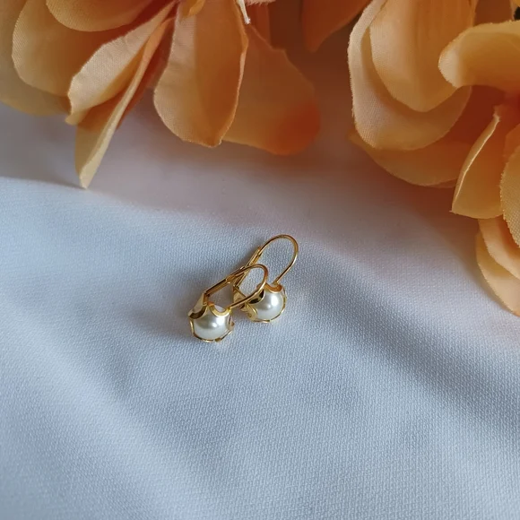Elegant Gold and Pearl Stud Earrings - Picture 13 of 16